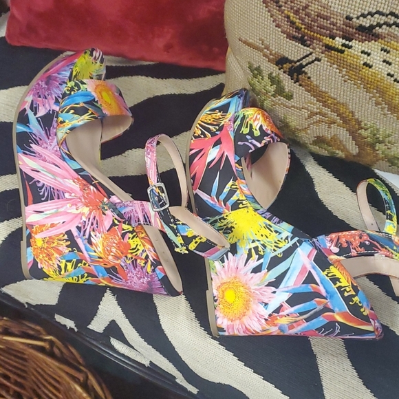 Nicole Miller floral platforms - Picture 7 of 9